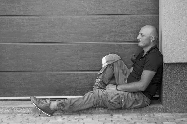 Homem Meia Idade Está Descansando Passeio Retrato Homem Careca Caucasiano — Fotografia de Stock