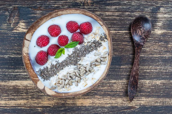 Smoothie Kokosnussschale Mit Himbeeren Haferflocken Sonnenblumenkernen Und Chiasamen Zum Frühstück — Stockfoto