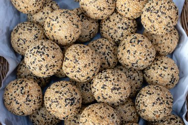 Hindistan cevizli pirinç topları Tayland 'da sokak yiyecekleri pazarında pirinç unu ve hindistan cevizi sütünden yapılan geleneksel Tayland tatlısıdır.