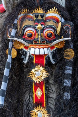 Geleneksel Balili Barong maskesi Ubud, Bali Adası, Endonezya 'da sokak töreninde. Kapat.