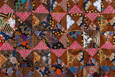 Sokak pazarındaki yama işleri yorganı. Bali Adası, Ubud, Endonezya. Yama işi battaniye yapısını kapat