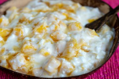 Beyaz süzme peynirli, ballı, ekşi kremalı, hindistan cevizli, olgun, sarı mango meyvesi dilimleri.