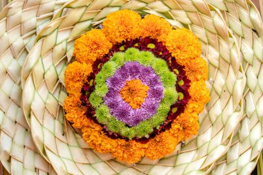 Ubud, Bali, Endonezya 'daki dini törenler için bir saman ve çiçek çelengi.