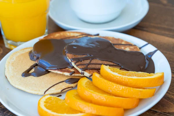 Gebratene Pfannkuchen Mit Schokolade Orangen Kaffee Saft Auf Dem Holztisch — Stockfoto