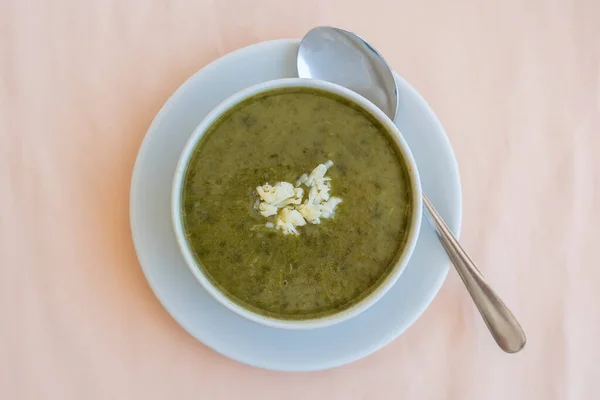 Minestra Alla Panna Verde Spinaci Con Formaggio Boccia Bianca Vicino — Foto Stock