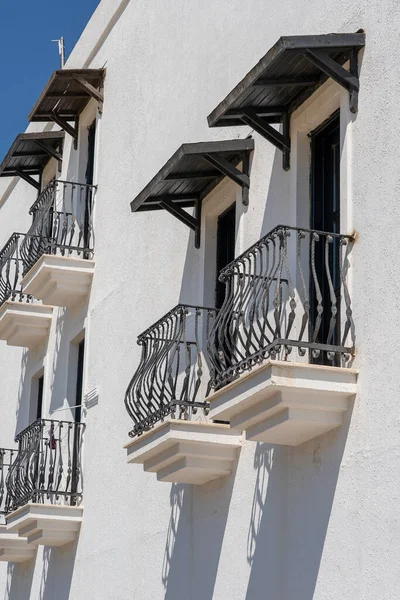 Fenêtres Avec Balcon Sur Façade Bâtiment Avec Des Ornements Fonte — Photo