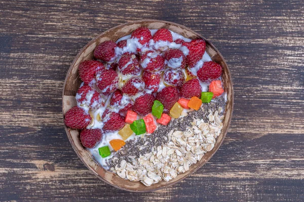 Smoothie Kokosnussschale Mit Himbeeren Haferflocken Kandierten Früchten Und Chiasamen Zum — Stockfoto