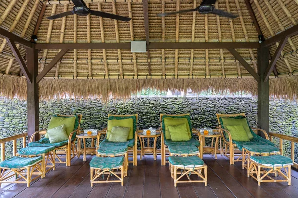 Massagebord Med Utsikt Över Den Tropiska Trädgården Spa Massage Rum — Stockfoto