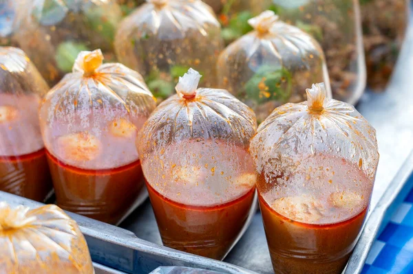 Sopa Tailandesa Tradicional Curry Bolsas Plástico Una Bandeja Metal Mercado —  Fotos de Stock