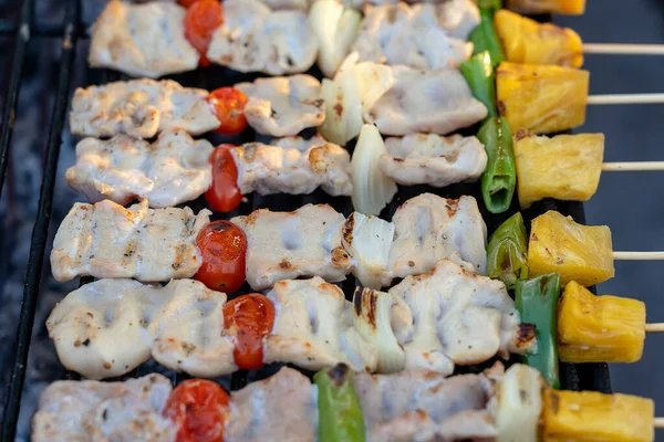 Skewers Darab Grillezett Barbecue Zöldpaprika Piros Paradicsom Hús Eladó Utcai — Stock Fotó