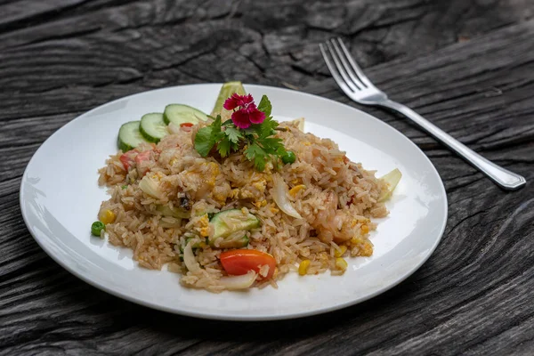 Arroz Frito Con Gambas Verduras Plato Blanco Sobre Una Vieja —  Fotos de Stock