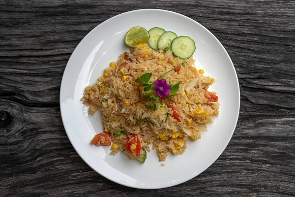 Nasi Goreng Dengan Udang Dan Sayuran Dalam Piring Putih Atas — Stok Foto