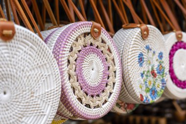 Ubud, Bali, Endonezya 'daki yerel bir hediyelik eşya pazarında ünlü Balili rattan eko çantaları. El sanatları ve hediyelik eşya dükkanı vitrinini kapatın.