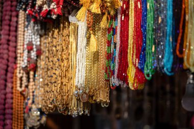 Hint sokak pazarında renkli boncuklar, yakın çekim. Rishikesh, Hindistan