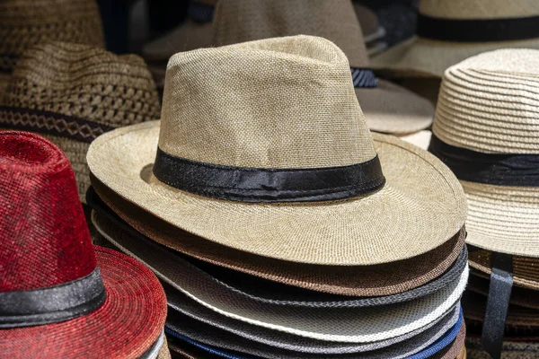 Ψάθινα Καπέλα Για Την Πώληση Τουρίστες Στην Τοπική Αγορά Του — Φωτογραφία Αρχείου