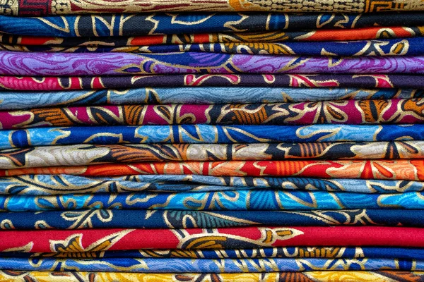 Asortyment Kolorowych Sarongów Sprzedaż Lokalnym Rynku Wyspa Bali Ubud Indonezja — Zdjęcie stockowe