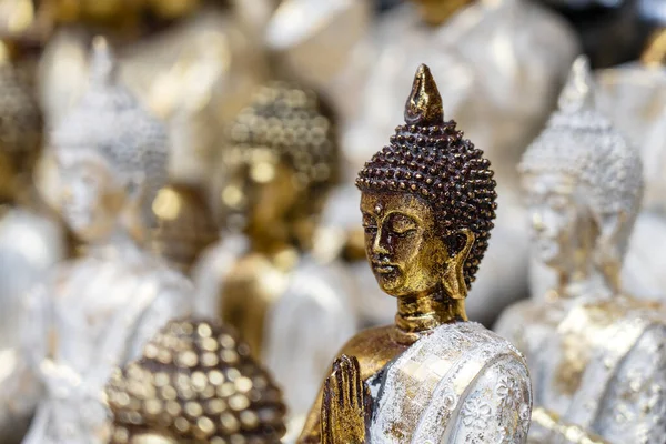 仏像は インドネシアのバリ ウブドの路上市場で販売のためのディスプレイ上のお土産をフィギュア 工芸品やお土産屋さんのディスプレイ 閉じる — ストック写真