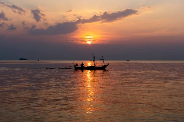 Silhuett Man Båt Solnedgången Vid Havsvatten Thailand — Stockfoto