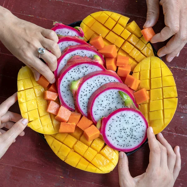 Tropiska Frukter Sortiment Och Människor Händer Närbild Smaskig Dessert Grupp — Stockfoto