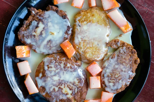 Bananfrittrar Med Kondenserad Mjölk Och Papaya Svart Tallrik Till Frukost — Stockfoto