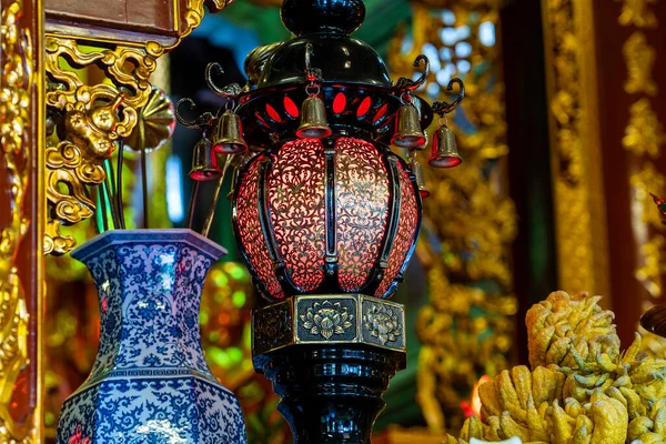 Dekoracyjna Chińska Lampa Porcelanowy Wazon Ofiary Świątyni Buddyjskiej Pobliżu Miasta — Zdjęcie stockowe