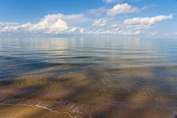 Тропічний Піщаний Пляж Літню Морську Воду Блакитними Небом Білими Хмарами — стокове фото