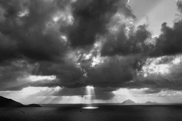 本町青瓦台岬の風景日の出 Nha Trang ベトナム 旅行や自然コンセプト 朝の空 太陽と海の水 黒と白 — ストック写真