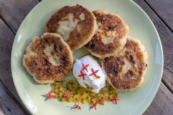 Ostkakor Med Passionsfrukt Och Gräddfil Grön Tallrik Till Frukost Läcker — Stockfoto