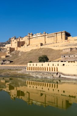 Hindistan 'ın tarihi şehri Amer, Jaipur, Rajasthan' daki Amber Kalesi manzarası. Hindistan 'daki ünlü seyahat merkezi.