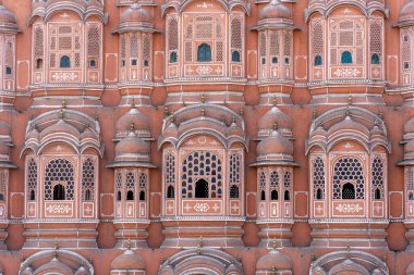 Hawa Mahal, eski şehir Jaipur, Rajasthan, Hindistan 'da pembe rüzgar sarayı. Hint mimarisinin arka planı, yakın plan.
