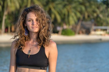 Tayland, tropik plajda güzel beyaz esmer kız, yakın plan portre. Doğa ve yaz konsepti