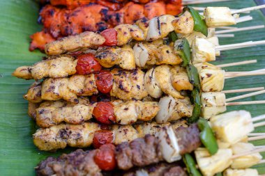 Izgara barbekü parçaları, yeşil dolma biber, kırmızı domates ve et. Tayland 'da sokak gıda pazarında satılıyor. Kapatın.