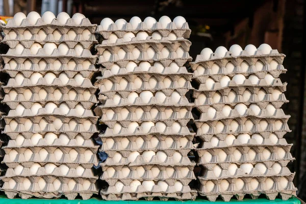 印度当地街头市场的托盘里堆满了白蛋 关门了 — 图库照片
