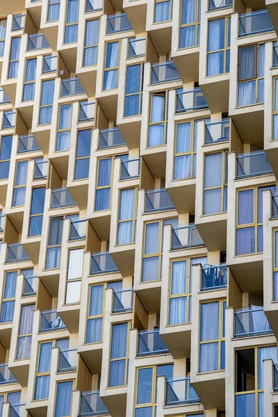 Fachada Moderno Edifício Apartamentos Linhas Padrões Fachada Com Varanda Vista — Fotografia de Stock