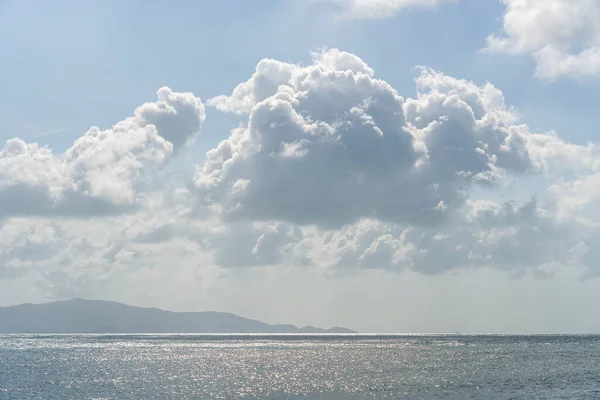 Cielo Azul Con Nubes Sobre Agua Del Mar Composición Natural — Foto de Stock