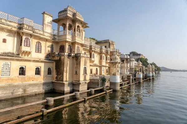 Detalj Arkitektur Dekorerad Fasad Nära Vatten Sjö Udaipur Rajasthan Indien — Stockfoto