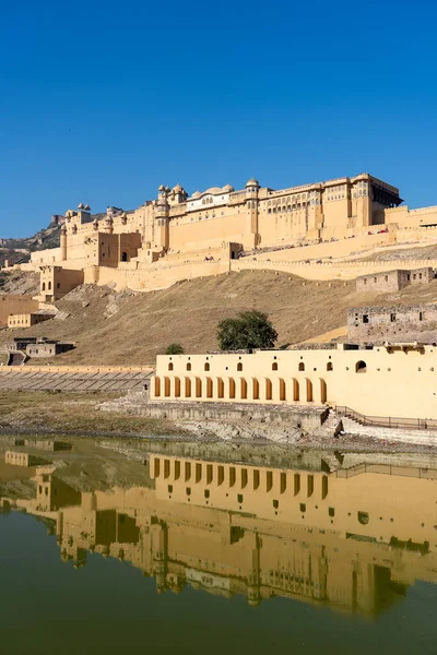 Hindistan 'ın tarihi şehri Amer, Jaipur, Rajasthan' daki Amber Kalesi manzarası. Hindistan 'daki ünlü seyahat merkezi.