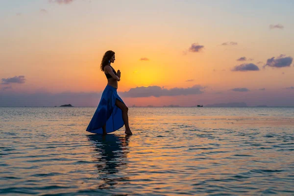 年轻的美女在热带海滩上跳舞 夕阳西下时在天堂岛上的海水上 近在咫尺 夏天的概念 假日旅行 — 图库照片