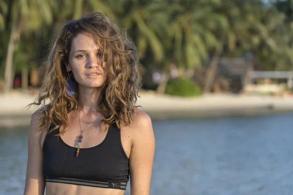 Hermosa Chica Morena Caucásica Playa Tropical Tailandia Retrato Cerca Naturaleza — Foto de Stock