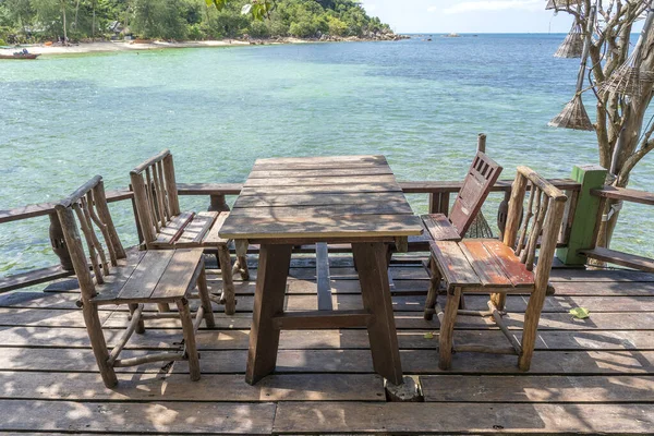 海の水の横にある空のビーチカフェで木製のテーブルと椅子 閉めろ タイの島 Koh Phangan — ストック写真