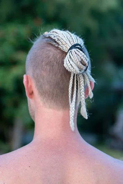 Portret Van Een Jongeman Met Dreadlocks Zijn Hoofd Natuur Gelukkig — Stockfoto