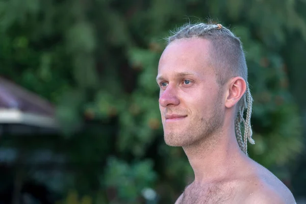 一个有着可怕头发的年轻人的肖像在自然界中 快乐英俊的男人 热带海滩上有可怕的头发 — 图库照片