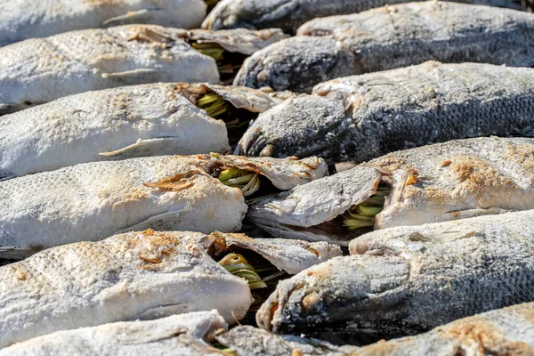 Vendedor Rua Tailandês Vende Peixe Grelhado Mercado Comida Rua Ilha — Fotografia de Stock