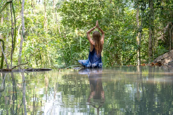 Bella Donna Che Pratica Yoga Vicino Lago Foresta Giovane Donna — Foto Stock