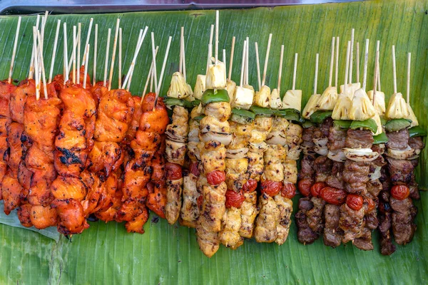 Izgara barbekü parçaları, yeşil dolma biber, kırmızı domates ve et. Tayland 'da sokak gıda pazarında satılıyor. Kapatın.