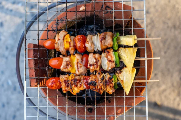 Espetos Com Pedaços Churrasco Grelhado Pimentão Verde Tomate Vermelho Carne — Fotografia de Stock