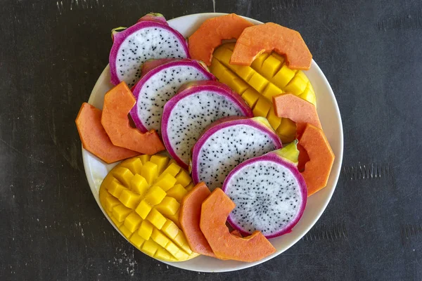 Variedade Frutos Tropical Prato Perto Muitas Frutas Tropicais Maduras Coloridas — Fotografia de Stock