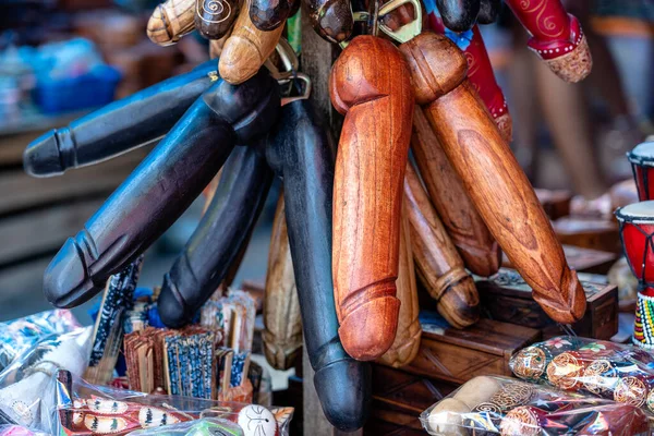 在印度尼西亚巴厘岛乌布德市的街头当地市场上 木制便士的数字纪念品正在展出 以出售给游客 在巴厘岛 木制的阴茎被用来治疗恶眼和恶灵 — 图库照片