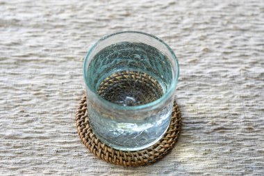 Masada serin, taze su olan bir bardak, yakın çekim.