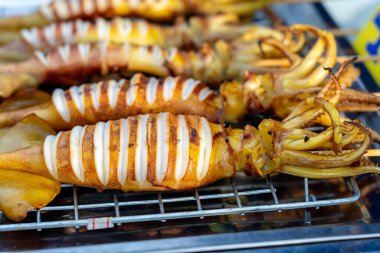 Tayland 'ın Koh Phangan adasındaki sokak gıda pazarında satılık ızgara kalamar. Tayland mutfağı, kapat.